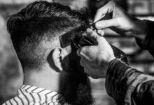 В парикмахерской стрижка мужчины