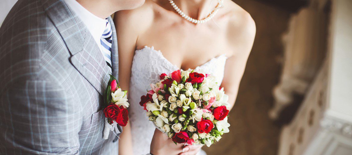 Жених и невеста с ярким букетом