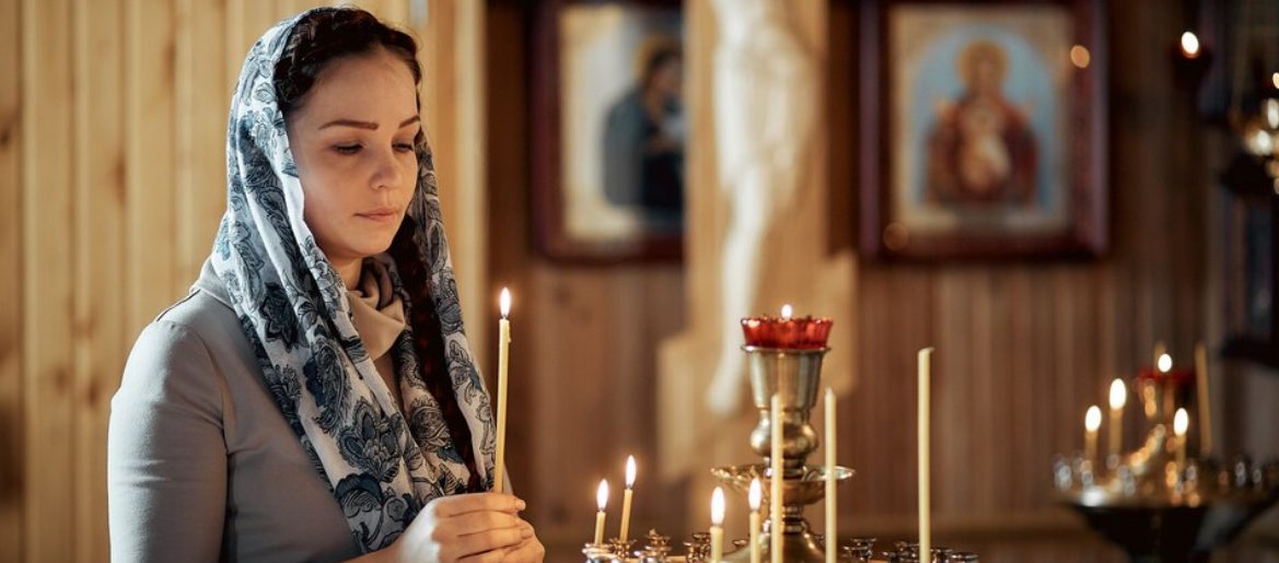 Женщина в православном храме